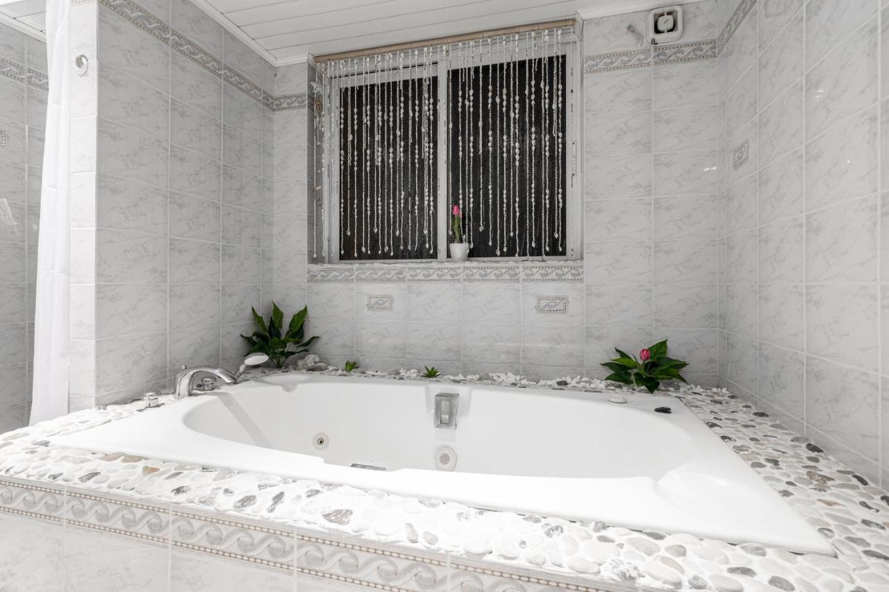 Galadriel Villa With Private Pool & Jacuzzi Kato Yerakarion Bagian luar foto