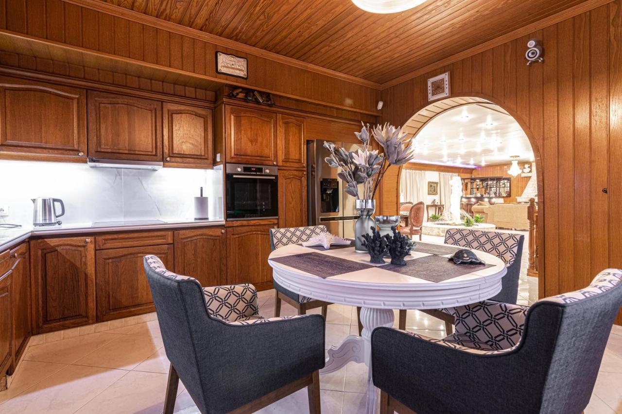 Galadriel Villa With Private Pool & Jacuzzi Kato Yerakarion Bagian luar foto