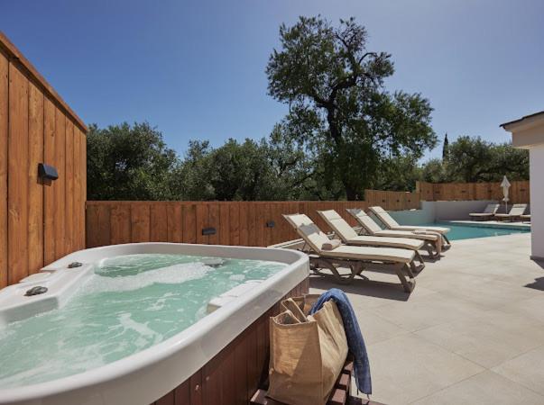 Galadriel Villa With Private Pool & Jacuzzi Kato Yerakarion Bagian luar foto