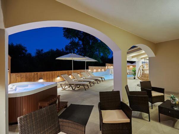 Galadriel Villa With Private Pool & Jacuzzi Kato Yerakarion Bagian luar foto